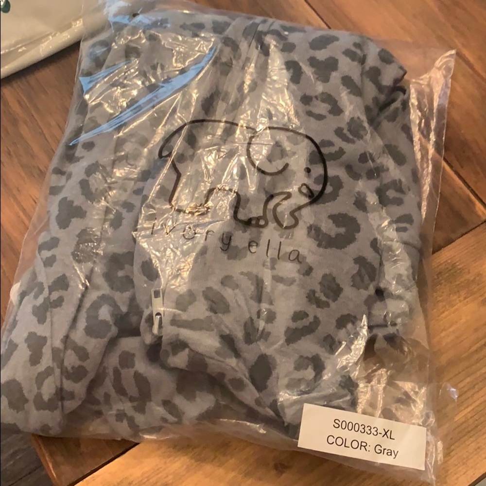 Ivory Ella XL NWT gray animal print hoodie So soft - Picture 8 of 8